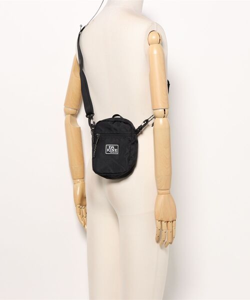 DAKINE(ダカイン)の「DAKINE メンズ JOURNEY MINI CROSSBODY ショルダーバッグ 【2025年春夏モデル】/ダカインロゴショルダーポーチ(ショルダーバッグ・メンズ・ブラック・FREE)」の2枚目の写真