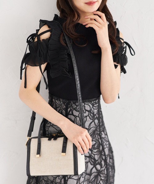 tocco closet(トッコ クローゼット)の「2WAYショルダー付き異素材バッグ(ボストンバッグ・レディース・アイボリー/ブラック・FREE)」の8枚目の写真