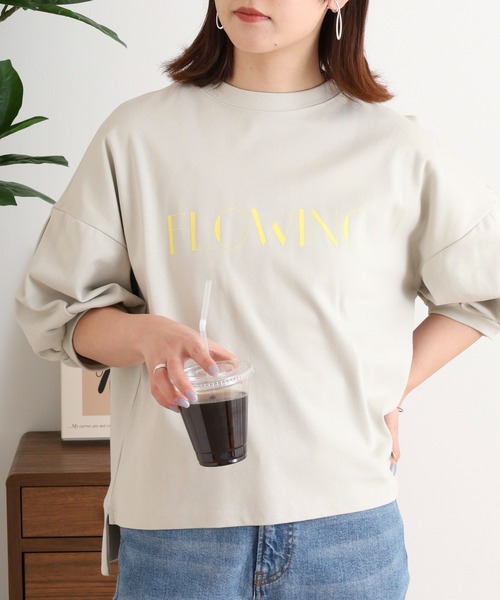 EGLANTINE(エグランティーヌ)の「EGLANTINE パフスリーブカットソー FLOWING ロゴ半袖プルオーバー(Tシャツ/カットソー・レディース・ブラック/チャコールグレー/キナリ/キャメル・40)」の1枚目の写真
