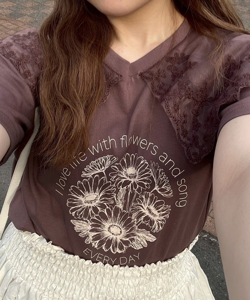 Samansa Mos2（サマンサ モスモス）の「シアーレース襟付Tシャツ（Tシャツ/カットソー・レディース・ブラウン/グレー/ブルー/オフホワイト/チャコールグレー・F）」の4枚目の写真