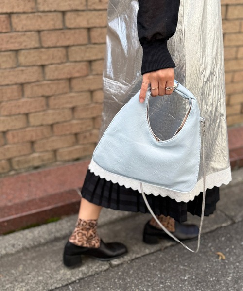 MAGASIN DE MODE Onjna(マガジンデモードオンジェナ )の「【MAGASIN DE MODE Onjna】ワンハンドル PUレザーVカットバッグ トライアングル 2wayトートバッグ ポーチ付き 結婚式 二次会 お呼ばれ オケージョン 韓国風 KNF-TP(ショルダーバッグ・レディース・ブラック/ライトグレー/イエロー・FREE)」の1枚目の写真
