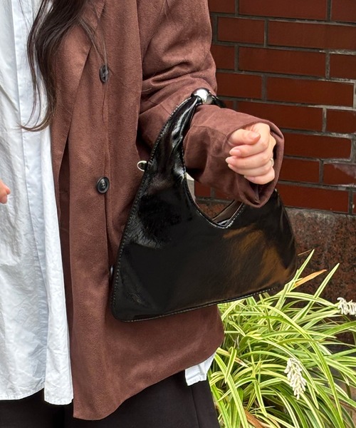 MAGASIN DE MODE Onjna(マガジンデモードオンジェナ )の「【MAGASIN DE MODE Onjna】ワンハンドル PUレザーVカットバッグ トライアングル 2wayトートバッグ ポーチ付き 結婚式 二次会 お呼ばれ オケージョン 韓国風 KNF-TP(ショルダーバッグ・レディース・ブラック/ライトグレー/イエロー・FREE)」の2枚目の写真