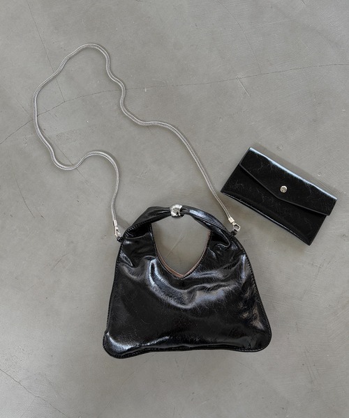 MAGASIN DE MODE Onjna(マガジンデモードオンジェナ )の「【MAGASIN DE MODE Onjna】ワンハンドル PUレザーVカットバッグ トライアングル 2wayトートバッグ ポーチ付き 結婚式 二次会 お呼ばれ オケージョン 韓国風 KNF-TP(ショルダーバッグ・レディース・ブラック/ライトグレー/イエロー・FREE)」の4枚目の写真