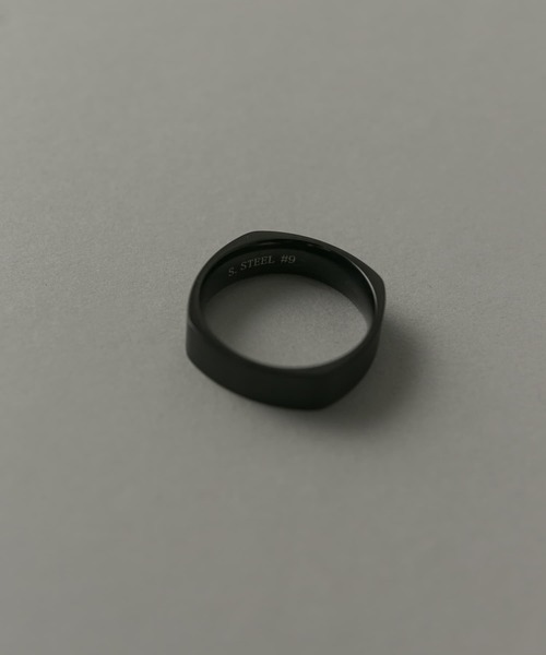 SMELLY（スメリー）の「ステンレスマットリング（リング・メンズ・ブラック・19）」の2枚目の写真