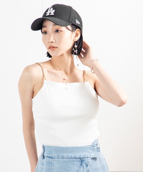 MILLION CARATS（ミリオンカラッツ）の「【配色ストラップ×カップ付き】一枚でもレイヤードでも映える！着心地とおしゃれを両立する大人のカットリブキャミソール（Tシャツ/カットソー・レディース・ブラック/オフホワイト/グレー/ベージュ・FREE）」の2枚目の写真