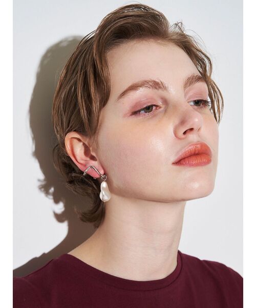 ELENDEEK(エレンディーク)の「ウェーブパール2WAYピアス(ピアス(両耳用)・レディース・ゴールド/シルバー・FREE)」の1枚目の写真