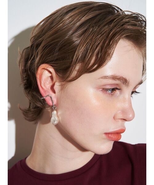 ELENDEEK(エレンディーク)の「ウェーブパール2WAYピアス(ピアス(両耳用)・レディース・ゴールド/シルバー・FREE)」の4枚目の写真