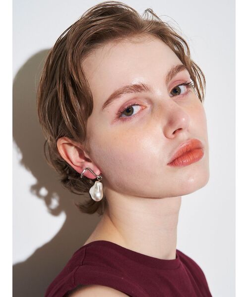 ELENDEEK(エレンディーク)の「ウェーブパール2WAYピアス(ピアス(両耳用)・レディース・ゴールド/シルバー・FREE)」の6枚目の写真