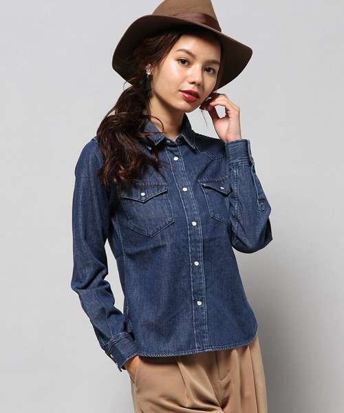 AZUL by moussy（アズールバイマウジー）の「7ozデニム長袖シャツ（シャツ/ブラウス・レディース・ワンウォッシュ/ブルー/ノンウォッシュ・MEDIUM/X-LARGE/LARGE/SMALL）」の2枚目の写真