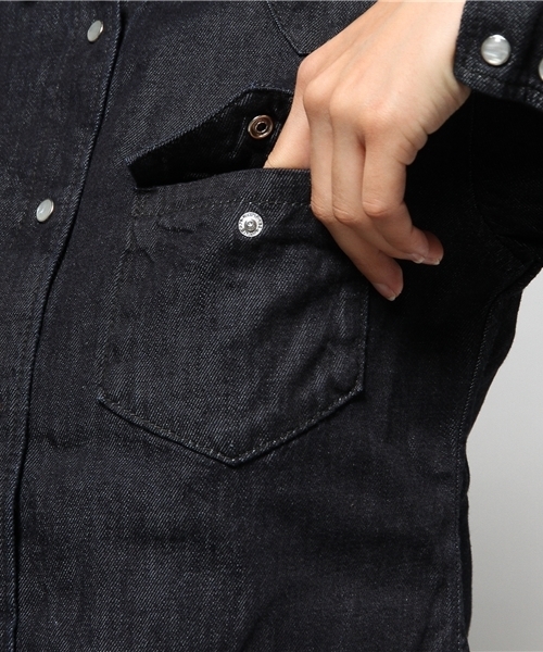 AZUL by moussy（アズールバイマウジー）の「7ozデニム長袖シャツ（シャツ/ブラウス・レディース・ワンウォッシュ/ブルー/ノンウォッシュ・MEDIUM/X-LARGE/LARGE/SMALL）」の10枚目の写真