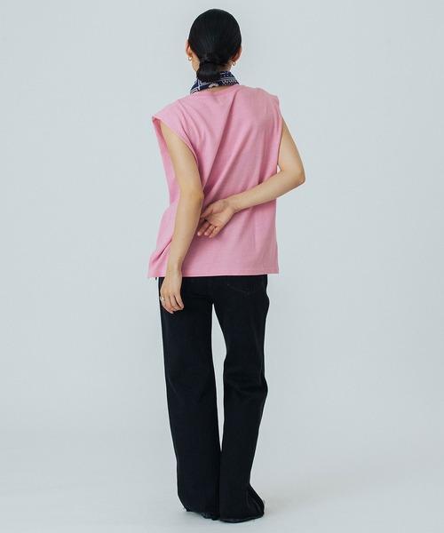 ROSE BUD（ローズバッド）の「SHOULDER TUCKED SLEEVELESS TEE（Tシャツ/カットソー・レディース・ブラック/ホワイト/ブラウン/ピンク・ONE SIZE）」の8枚目の写真