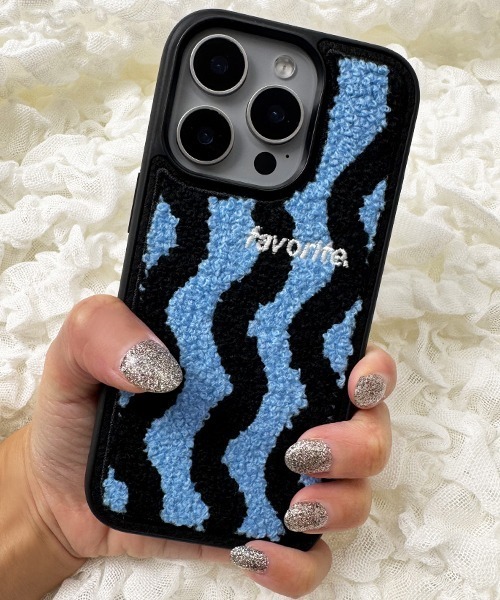 Fun & Daily(ファンアンドデイリー)の「Embroidery iPhone 15 16 17 Pro ProMax Air / アイフォン プロ プロマックス(スマホケース/カバー・レディース・ブラック/ブルー/ホワイト・iPhone 15/iPhone 16 Pro/iPhone 16/iPhone 15 Pro Max/iPhone 15 Pro/iPhone 16 Pro Max/iPhone 17/iPhone 17 Pro/iPhone 17 Pro Max/iPhone Air)」の1枚目の写真