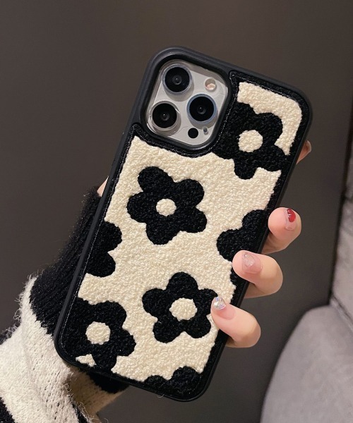 Fun & Daily(ファンアンドデイリー)の「Embroidery iPhone 15 16 17 Pro ProMax Air / アイフォン プロ プロマックス(スマホケース/カバー・レディース・ブラック/ブルー/ホワイト・iPhone 15/iPhone 16 Pro/iPhone 16/iPhone 15 Pro Max/iPhone 15 Pro/iPhone 16 Pro Max/iPhone 17/iPhone 17 Pro/iPhone 17 Pro Max/iPhone Air)」の5枚目の写真