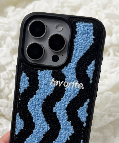 Fun & Daily(ファンアンドデイリー)の「Embroidery iPhone 15 16 17 Pro ProMax Air / アイフォン プロ プロマックス(スマホケース/カバー・レディース・ブラック/ブルー/ホワイト・iPhone 15/iPhone 16 Pro/iPhone 16/iPhone 15 Pro Max/iPhone 15 Pro/iPhone 16 Pro Max/iPhone 17/iPhone 17 Pro/iPhone 17 Pro Max/iPhone Air)」の9枚目の写真