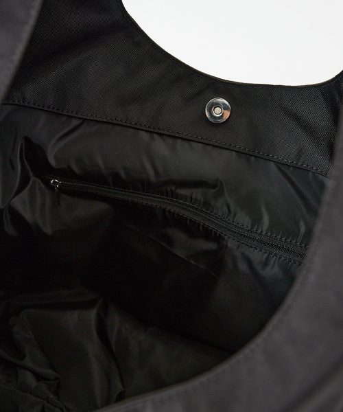 OUTDOOR PRODUCTS（アウトドアプロダクツ）の「【OUTDOOR PRODUCTS / アウトドアプロダクツ】Drop one shoulder/ワンショルダー/ユニセックス/BR-OUT-25AW14（ショルダーバッグ・メンズ・ブラック/グレー/レッド/シルバー・フリー）」の5枚目の写真