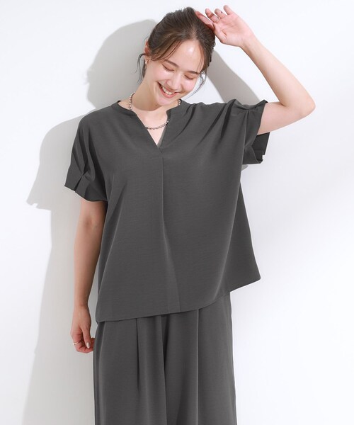 DRESKIP(ドレスキップ)の「【S-LL/セットアップ可/ひんやり】きちんと見えで上品 お袖タック スキッパーブラウス(シャツ/ブラウス・レディース・ダークブラウン/ブルー/チャコールグレー/ライトベージュ・04/03/02/01)」の5枚目の写真