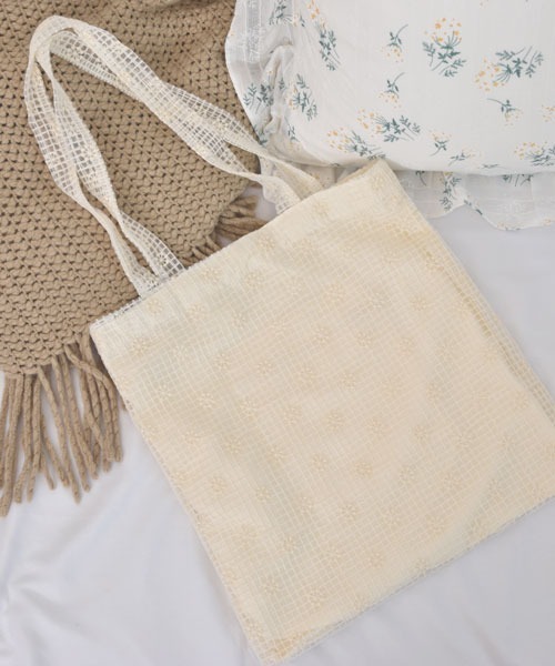 VIBGYOR Women（ヴィブジョー　ウィメン）の「【float】フラワー チュール デザイン トートバッグ【A4サイズ収納可能】（トートバッグ・レディース・ホワイト系2/ホワイト系1・FREE）」の11枚目の写真