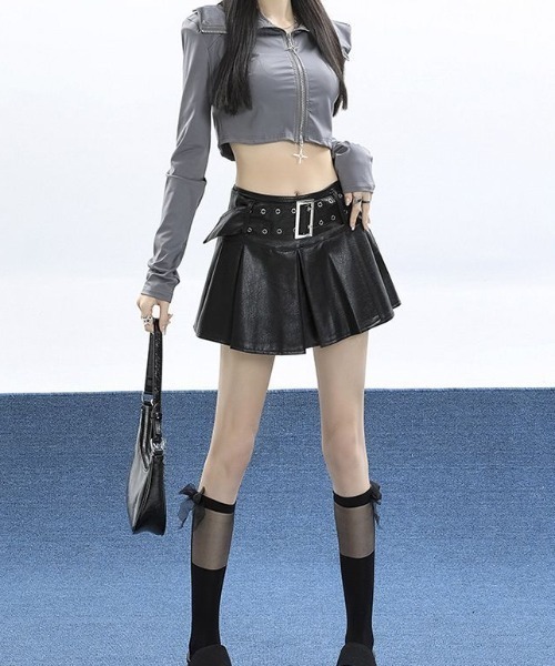 lilful（リルフル）の「【インパン付き】アイレットベルト付き PUプリーツスカート（スカート・レディース・ブラック・M/L）」の9枚目の写真
