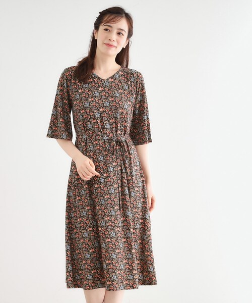 LAURA ASHLEY(ローラアシュレイ)の「【大好評!WEB限定/5分袖/洗える/ジャージ素材/M-LL3サイズ】アイレソン柄ワンピース(ワンピース・レディース・ベージュ系/チャコール・38/40/42)」の2枚目の写真