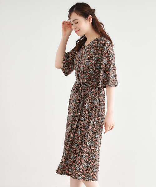 LAURA ASHLEY(ローラアシュレイ)の「【大好評!WEB限定/5分袖/洗える/ジャージ素材/M-LL3サイズ】アイレソン柄ワンピース(ワンピース・レディース・ベージュ系/チャコール・38/40/42)」の3枚目の写真