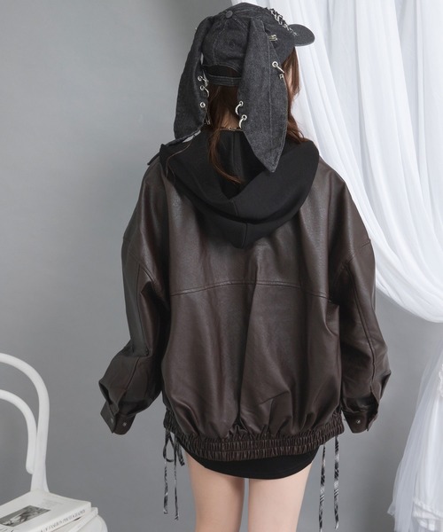 Diable baiser(ディアブルベーゼ)の「裾ドロストオーバーサイズ合皮ブルゾン【ジャケット】【コート】(ブルゾン・レディース・ブラック/ブラウン・MEDIUM)」の3枚目の写真