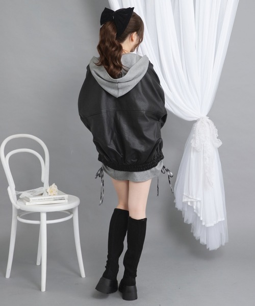 Diable baiser(ディアブルベーゼ)の「裾ドロストオーバーサイズ合皮ブルゾン【ジャケット】【コート】(ブルゾン・レディース・ブラック/ブラウン・MEDIUM)」の4枚目の写真