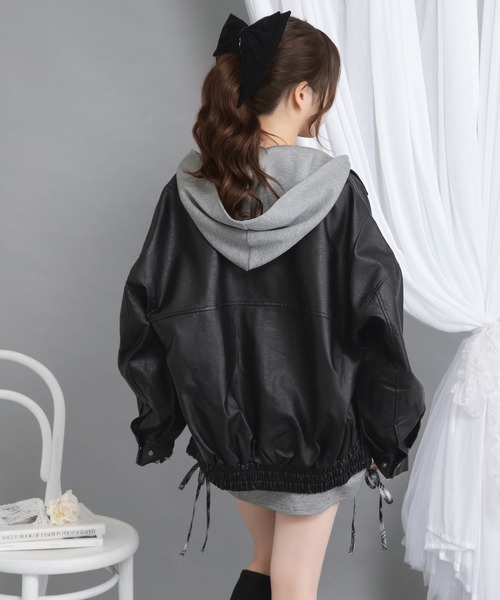 Diable baiser(ディアブルベーゼ)の「裾ドロストオーバーサイズ合皮ブルゾン【ジャケット】【コート】(ブルゾン・レディース・ブラック/ブラウン・MEDIUM)」の5枚目の写真