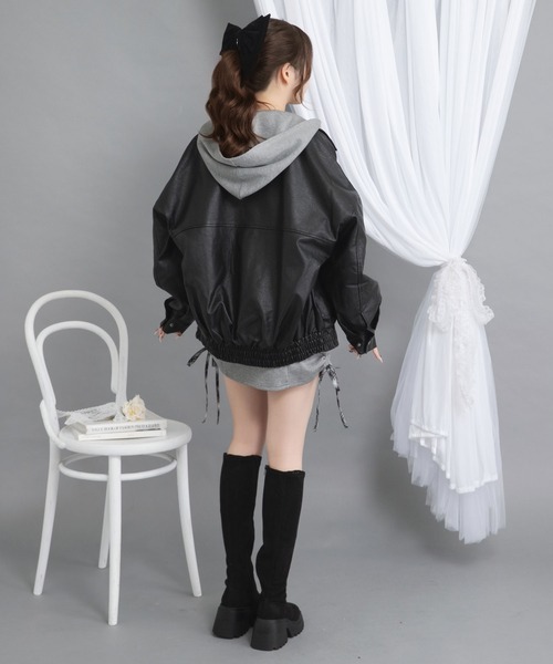 Diable baiser(ディアブルベーゼ)の「裾ドロストオーバーサイズ合皮ブルゾン【ジャケット】【コート】(ブルゾン・レディース・ブラック/ブラウン・MEDIUM)」の6枚目の写真