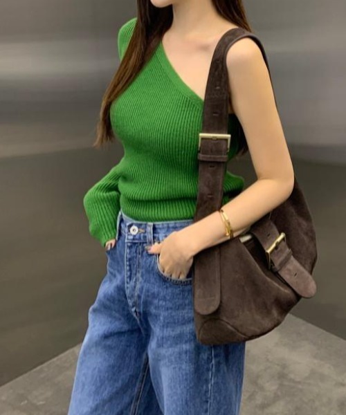 FAVORITO(ファヴォリート)の「オフショルダーニットトップス(その他トップス・レディース・グリーン/キャメル/オフホワイト/ブラック・F)」の3枚目の写真