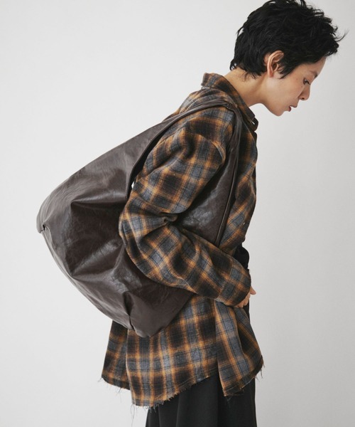 VION(ヴィオン)の「Leather Touch Volume Bag / レザータッチボリュームバッグ(ショルダーバッグ・レディース・ブラック/ブラウン・FREE)」の1枚目の写真