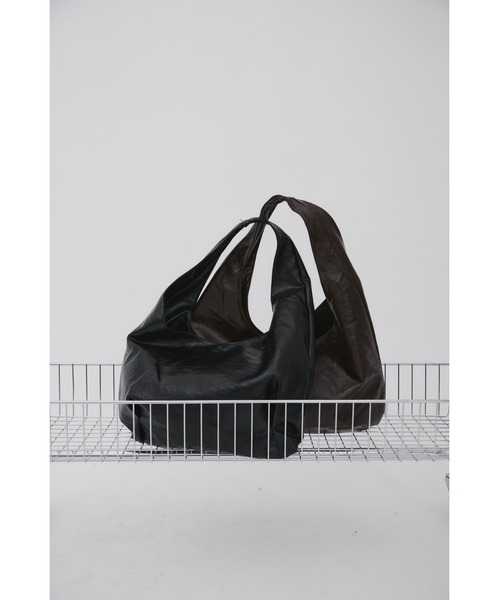 VION(ヴィオン)の「Leather Touch Volume Bag / レザータッチボリュームバッグ(ショルダーバッグ・レディース・ブラック/ブラウン・FREE)」の9枚目の写真