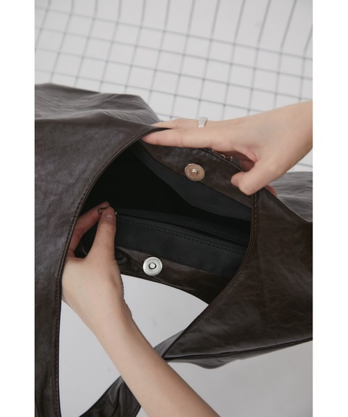 VION(ヴィオン)の「Leather Touch Volume Bag / レザータッチボリュームバッグ(ショルダーバッグ・レディース・ブラック/ブラウン・FREE)」の10枚目の写真