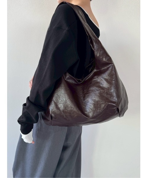 VION(ヴィオン)の「Leather Touch Volume Bag / レザータッチボリュームバッグ(ショルダーバッグ・レディース・ブラック/ブラウン・FREE)」の11枚目の写真