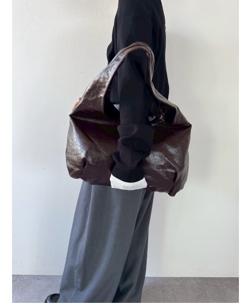 VION(ヴィオン)の「Leather Touch Volume Bag / レザータッチボリュームバッグ(ショルダーバッグ・レディース・ブラック/ブラウン・FREE)」の12枚目の写真