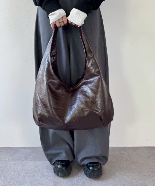 VION(ヴィオン)の「レザータッチボリュームバッグ / Leather Touch Volume Bag(ショルダーバッグ・レディース・ブラック/ブラウン・FREE)」の15枚目の写真