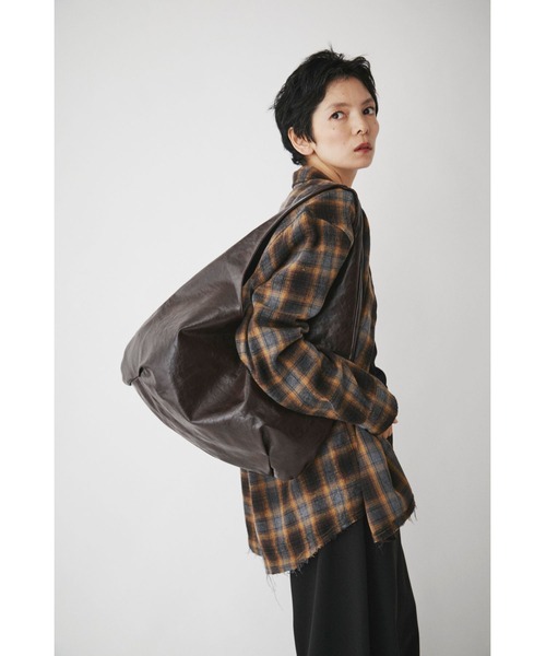 VION(ヴィオン)の「レザータッチボリュームバッグ / Leather Touch Volume Bag(ショルダーバッグ・レディース・ブラック/ブラウン・FREE)」の16枚目の写真