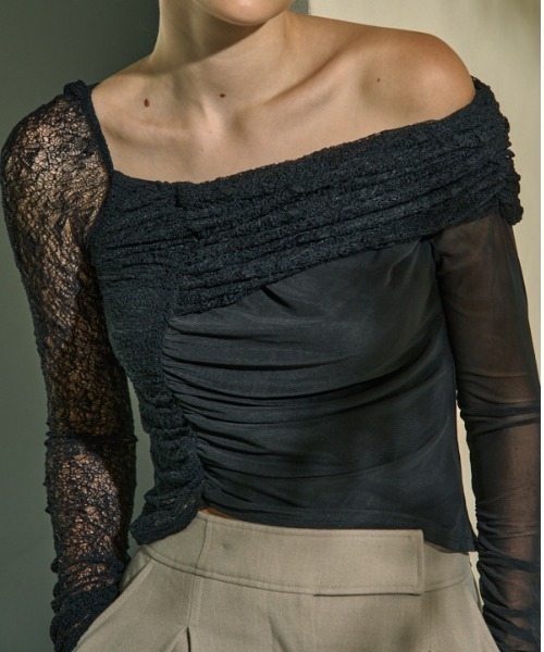 ERADIE(エラディエ)の「Sheer Lace Top チュール&レーストップ(その他トップス・レディース・ブラック/ベージュ/オフホワイト・FREE)」の9枚目の写真