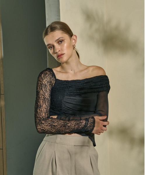 ERADIE(エラディエ)の「Sheer Lace Top チュール&レーストップ(その他トップス・レディース・ブラック/ベージュ/オフホワイト・FREE)」の14枚目の写真