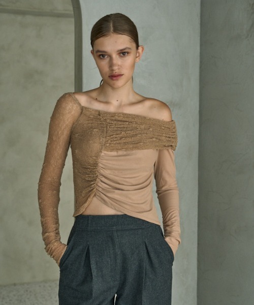 ERADIE(エラディエ)の「Sheer Lace Top チュール&レーストップ(その他トップス・レディース・ブラック/ベージュ/オフホワイト・FREE)」の19枚目の写真