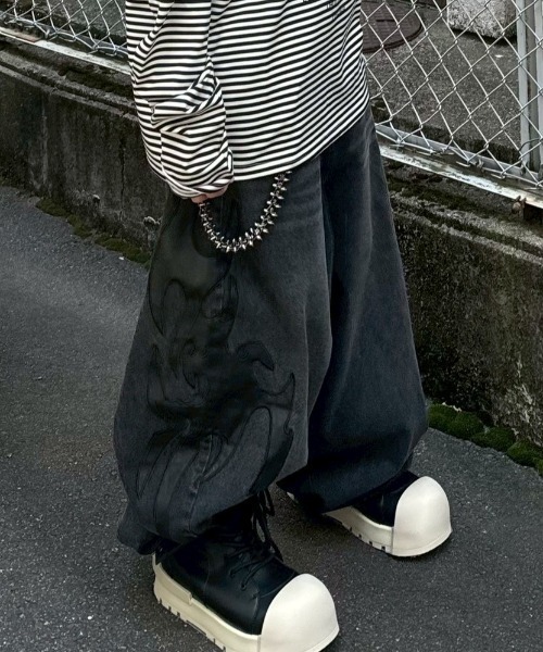 DIG YOUR OWN GRAVE(ディグユアオウングレイブ)の「【DIG YOUR OWN GRAVE】TRIBALDENIM PANTS / 【ディグユアオウングレイブ】 トライバルデニムパンツ(デニムパンツ・メンズ・ブラック・M/L)」の1枚目の写真