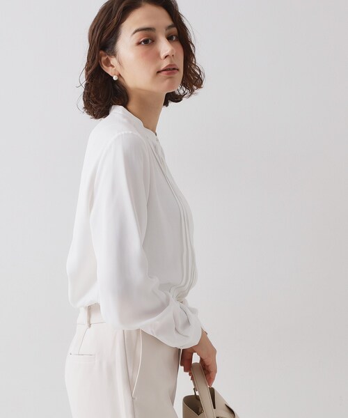 OPAQUE.CLIP（オペークドットクリップ）の「≪通勤・セレモニー対応≫ タックブラウス【洗濯機OK】（シャツ/ブラウス・レディース・ホワイト・42/40/38/36）」の2枚目の写真