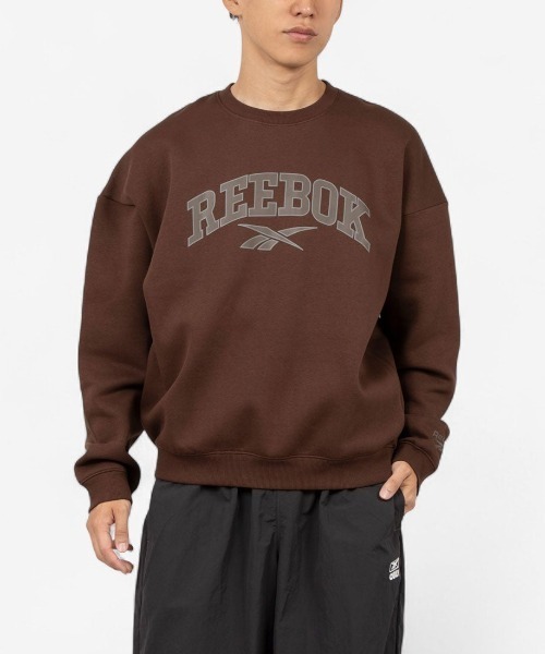 Reebok(リーボック)の「ビッグロゴ クルースウェット / CURTIS VARSITY SWEATSHIRT(スウェット・メンズ・ブラウン/ブラック/ブルー・LARGE/MEDIUM/SMALL/X-LARGE)」の3枚目の写真