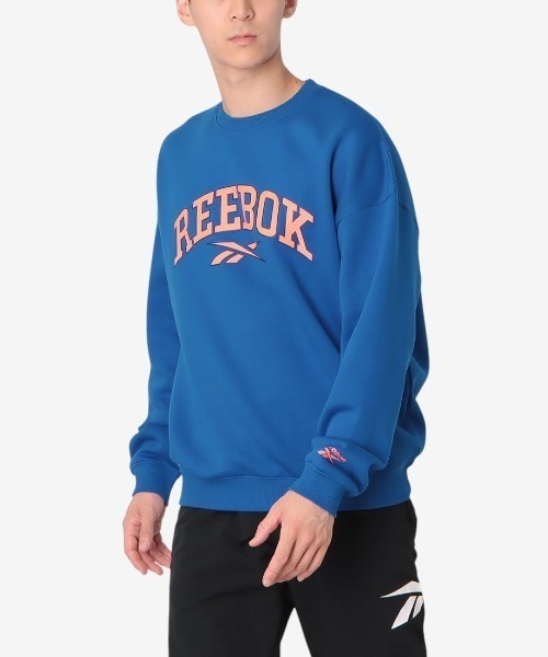 Reebok(リーボック)の「ビッグロゴ クルースウェット / CURTIS VARSITY SWEATSHIRT(スウェット・メンズ・ブラウン/ブラック/ブルー・LARGE/MEDIUM/SMALL/X-LARGE)」の1枚目の写真