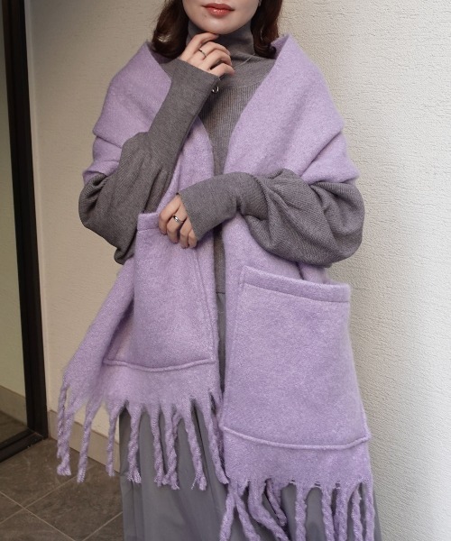 CORNERS（コーナーズ）の「ボリューム太フリンジマフラー（マフラー・レディース・パープル/チャコールグレー/アイボリー・FREE）」の3枚目の写真