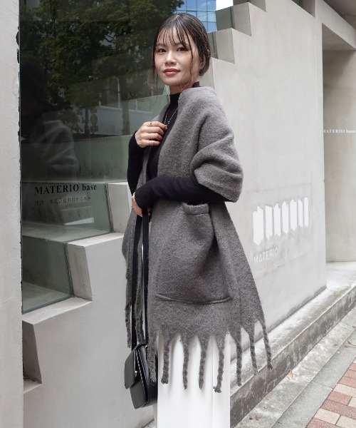CORNERS（コーナーズ）の「ボリューム太フリンジマフラー（マフラー・レディース・パープル/チャコールグレー/アイボリー・FREE）」の2枚目の写真