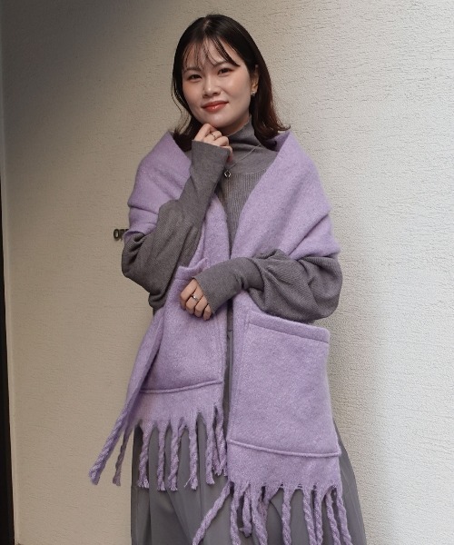 CORNERS（コーナーズ）の「ボリューム太フリンジマフラー（マフラー・レディース・パープル/チャコールグレー/アイボリー・FREE）」の6枚目の写真