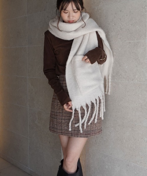 CORNERS（コーナーズ）の「ボリューム太フリンジマフラー（マフラー・レディース・パープル/チャコールグレー/アイボリー・FREE）」の12枚目の写真