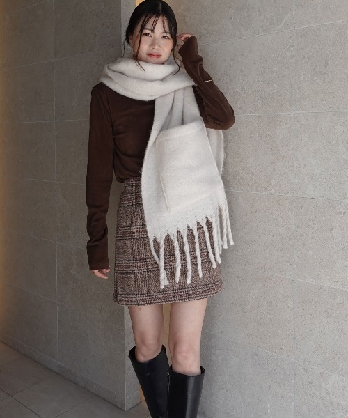 CORNERS（コーナーズ）の「ボリューム太フリンジマフラー（マフラー・レディース・パープル/チャコールグレー/アイボリー・FREE）」の13枚目の写真