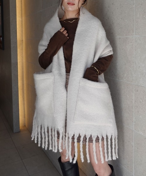 CORNERS（コーナーズ）の「ボリューム太フリンジマフラー（マフラー・レディース・パープル/チャコールグレー/アイボリー・FREE）」の14枚目の写真