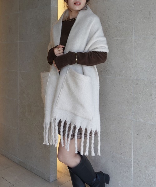 CORNERS（コーナーズ）の「ボリューム太フリンジマフラー（マフラー・レディース・パープル/チャコールグレー/アイボリー・FREE）」の15枚目の写真